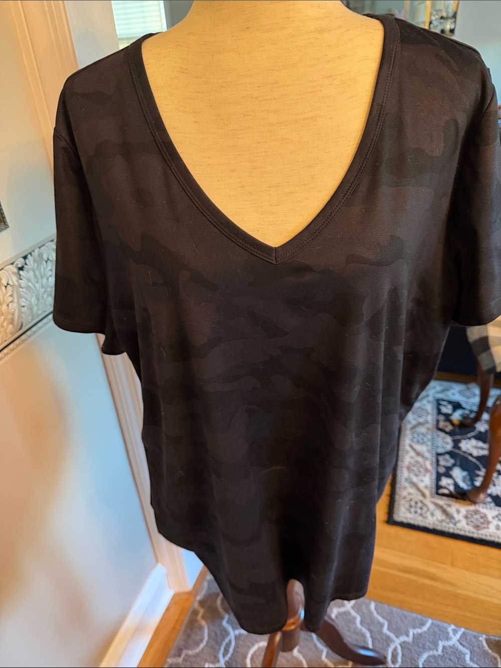 RBX like new 2xl Black V-Neck Short Sleeve Top - Subtle Camo